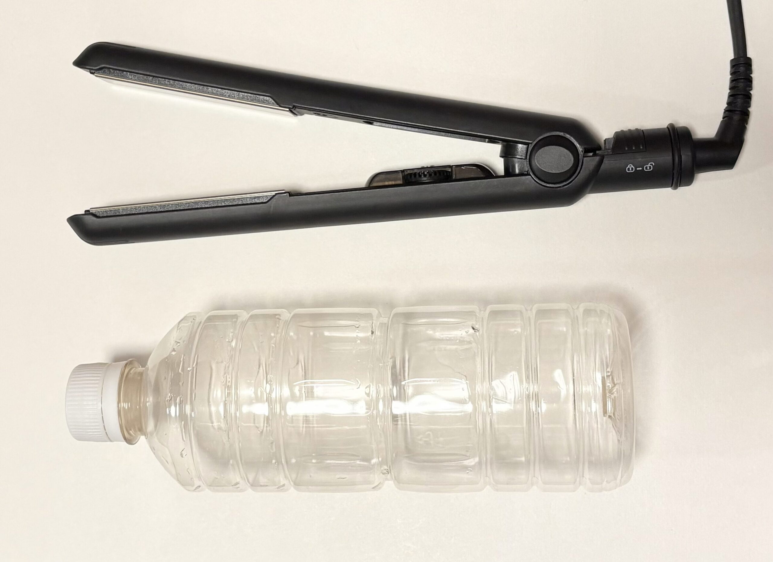 ヘアアイロンとペットボトルの大きさ比較