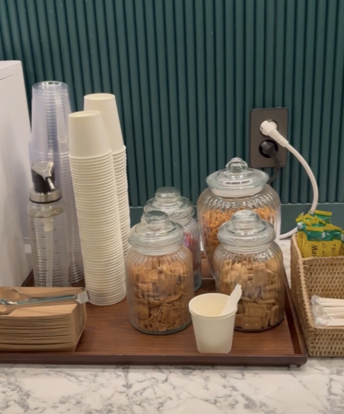 フロントの階の無料お菓子とスティックコーヒー