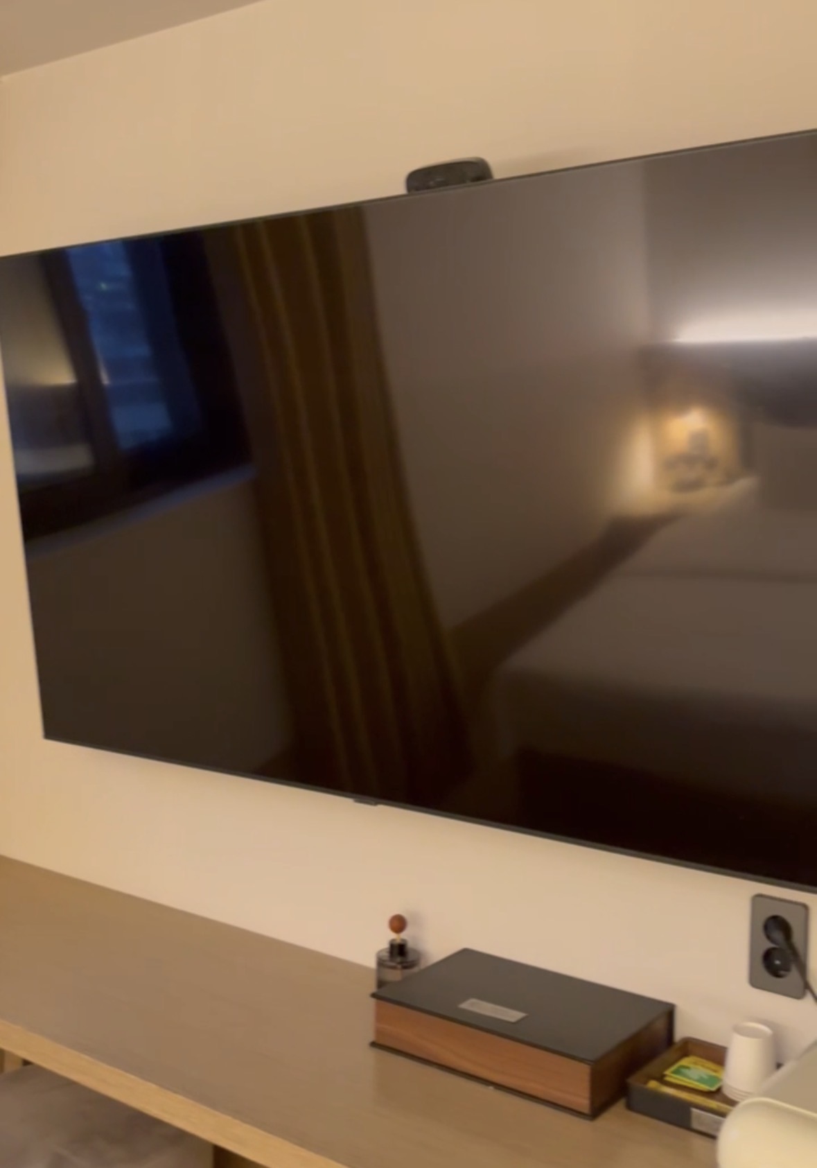 部屋の大きなテレビ