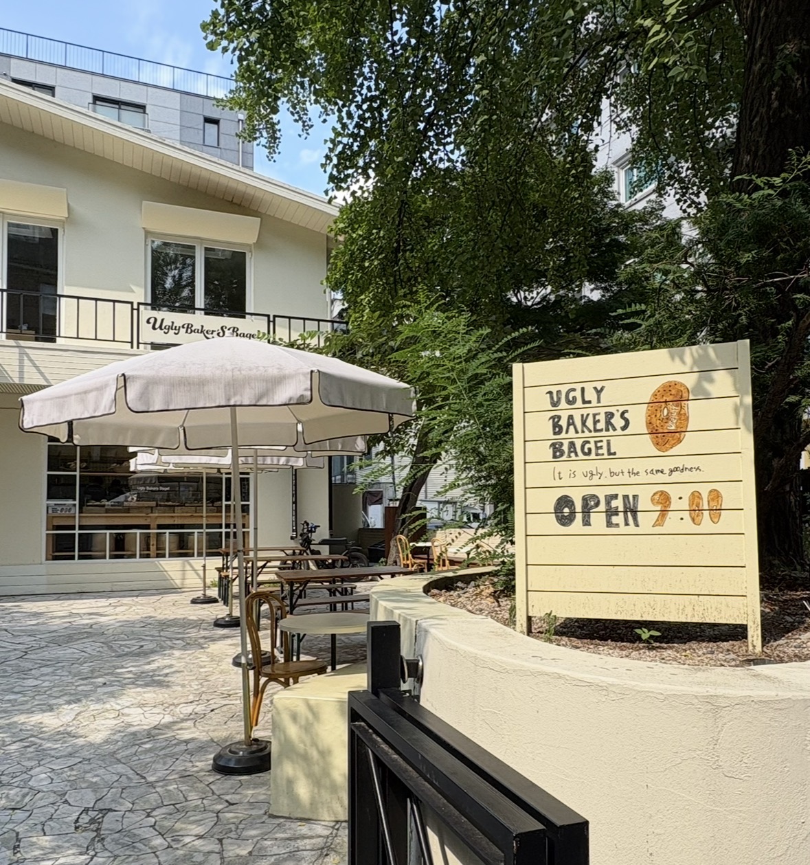 Ugly Bakers Bagelの入口の看板