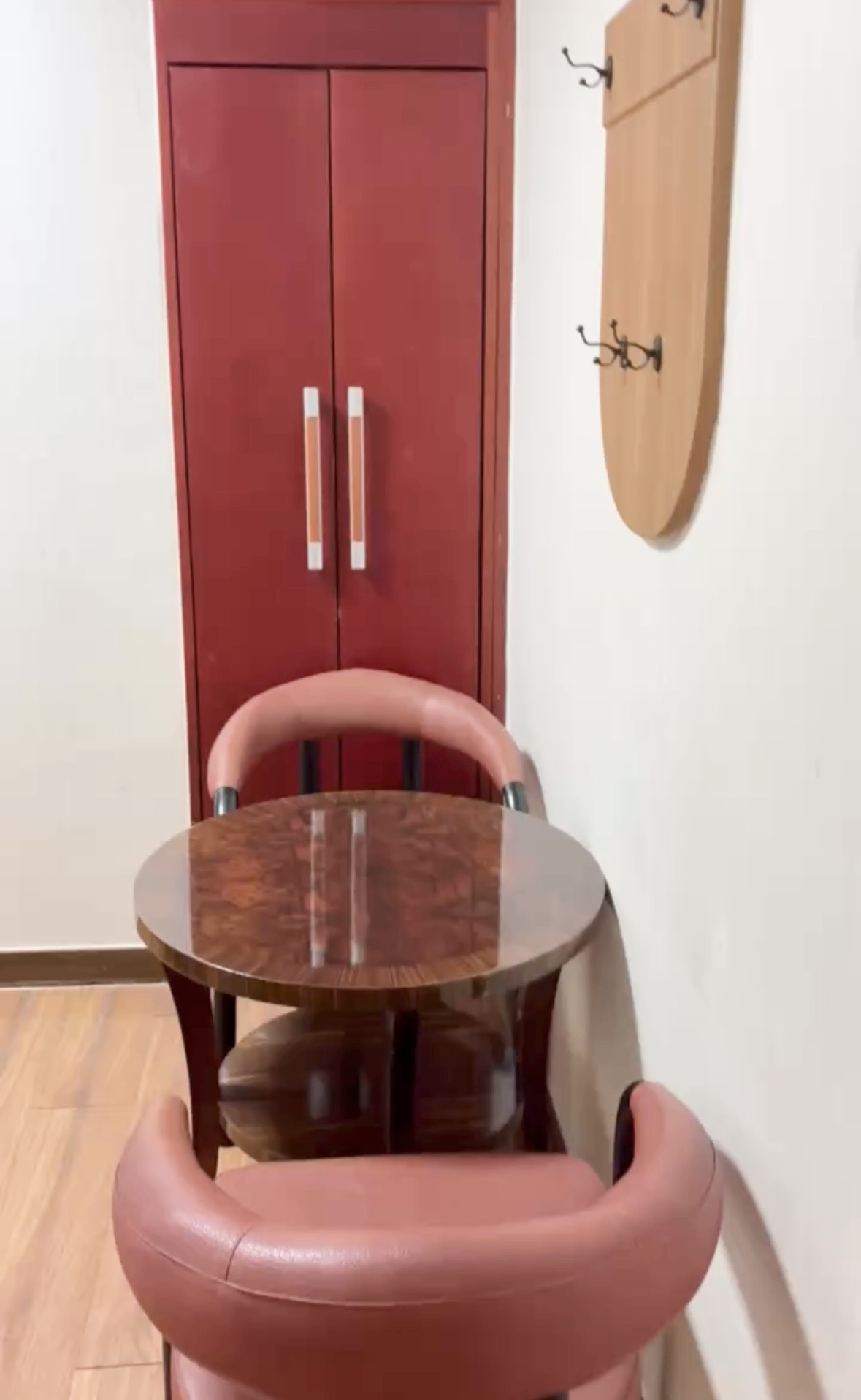 丸テーブルと椅子