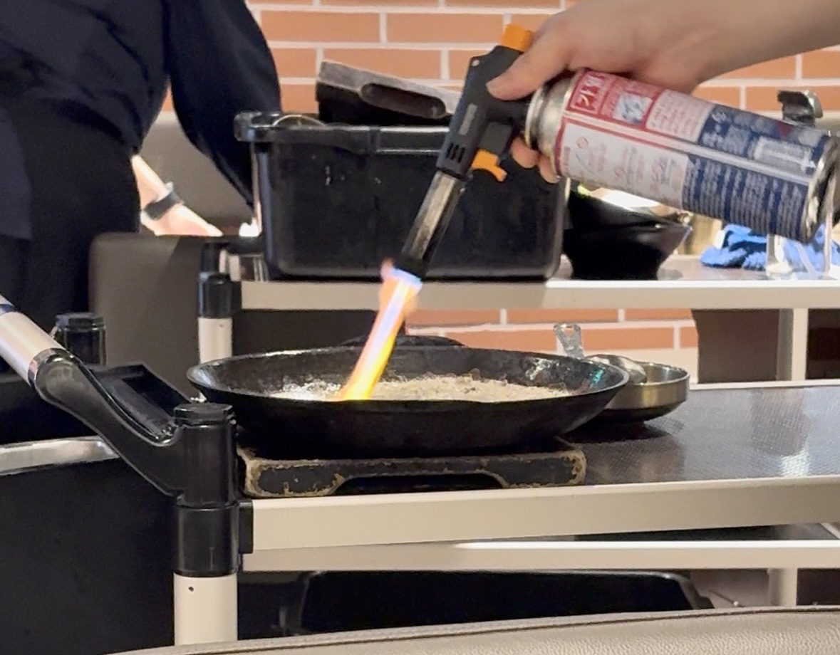 クリームチーズをバーナーで炙っている