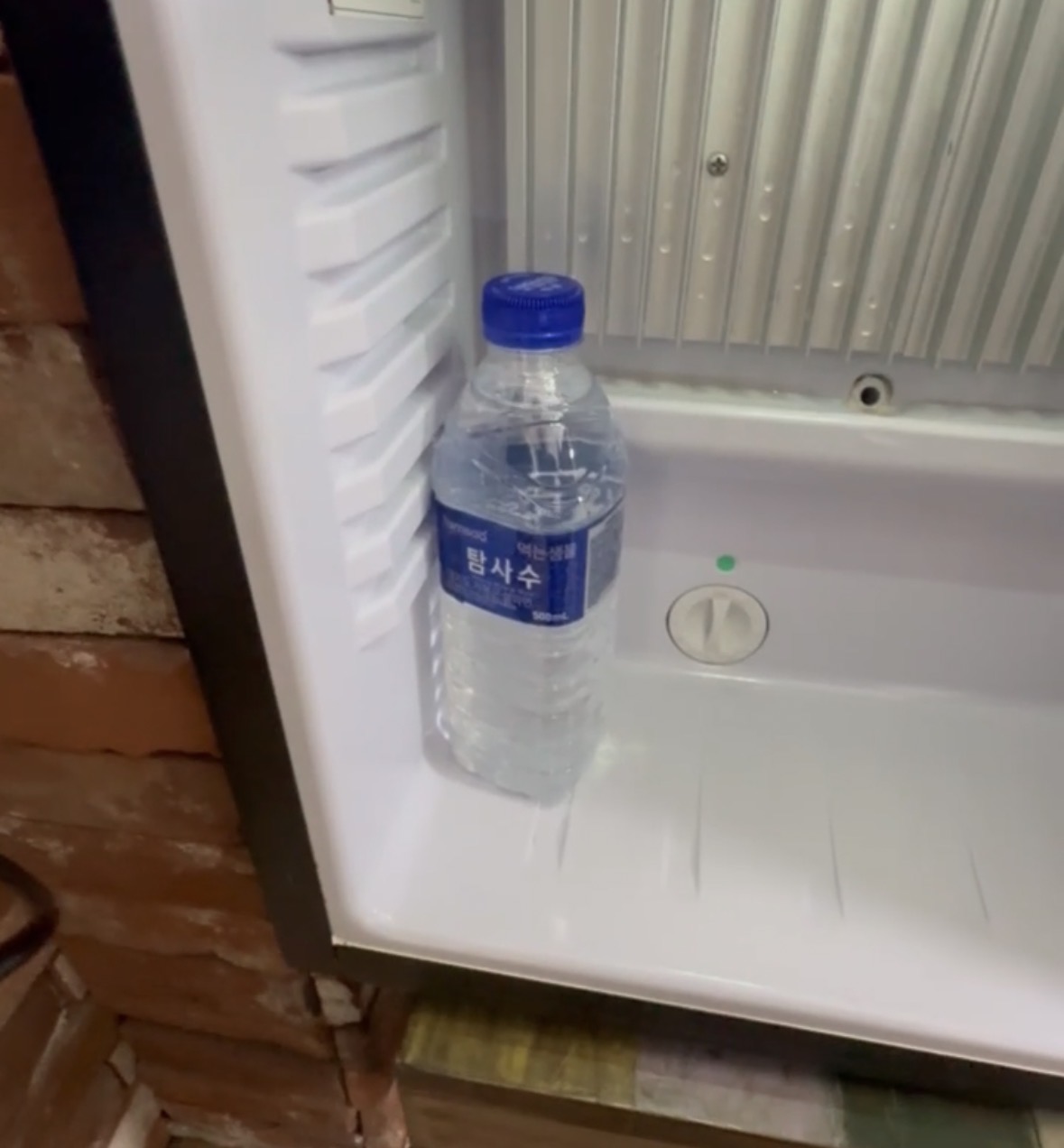 冷蔵庫の中に入っていた水