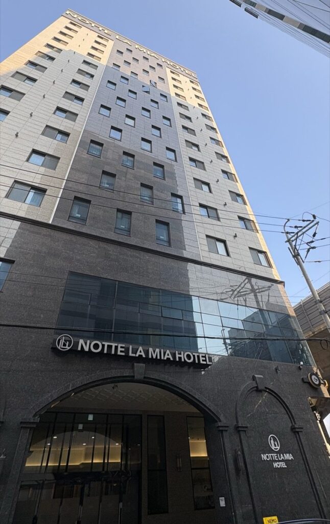 ノッテ ラ ミア（釜山）の外観。NOTTE LA MIA HOTELの看板