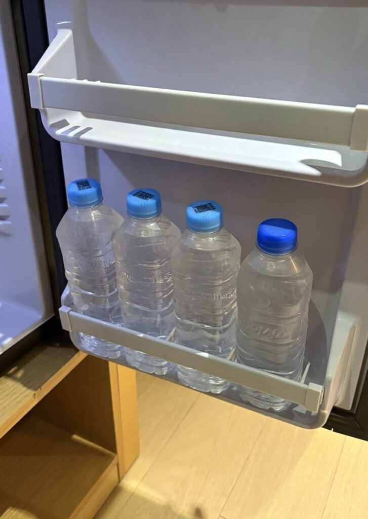 ノッテ ラ ミアの冷蔵庫に用意された無料のミネラルウォーター