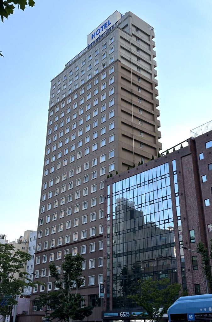 東横イン釜山中央駅の外観（HOTELの看板があるタワー）