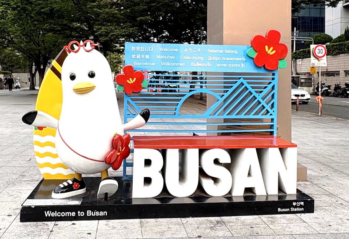 釜山駅前のBUSANモニュメントと観光マスコット