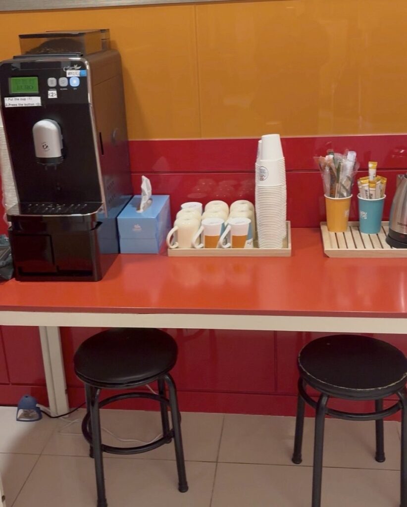 ゴールデンパークホテルの無料ドリンクコーナー（コーヒー・お茶・電子レンジ）