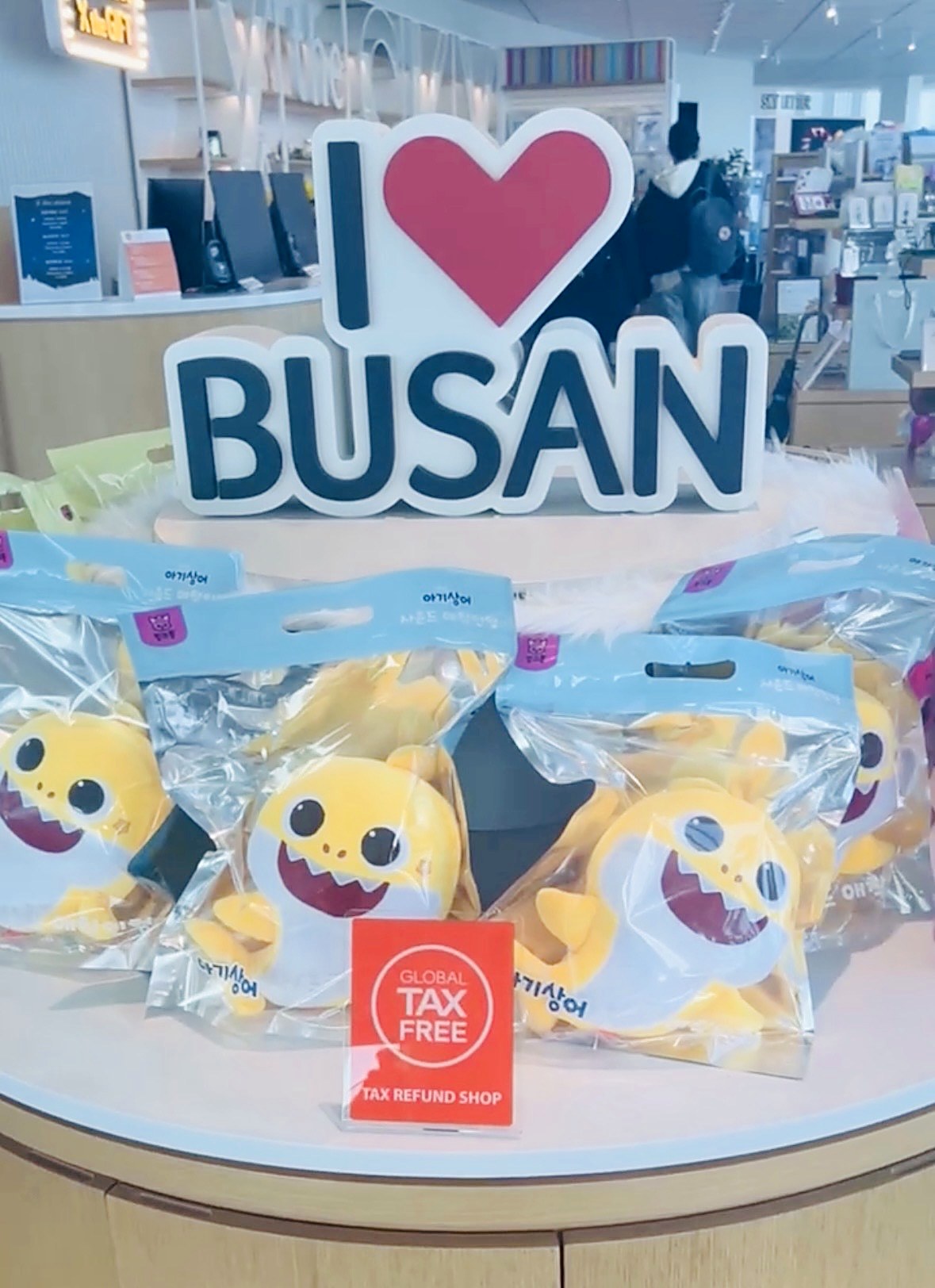 X the SKYのおみやげショップX the GIFT。I LOVE BUSANのオブジェとベビーシャークのぬいぐるみ