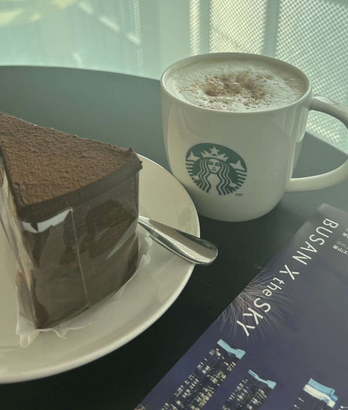X the SKYのスタバで食べたラテとバレンタイン限定チョコケーキ