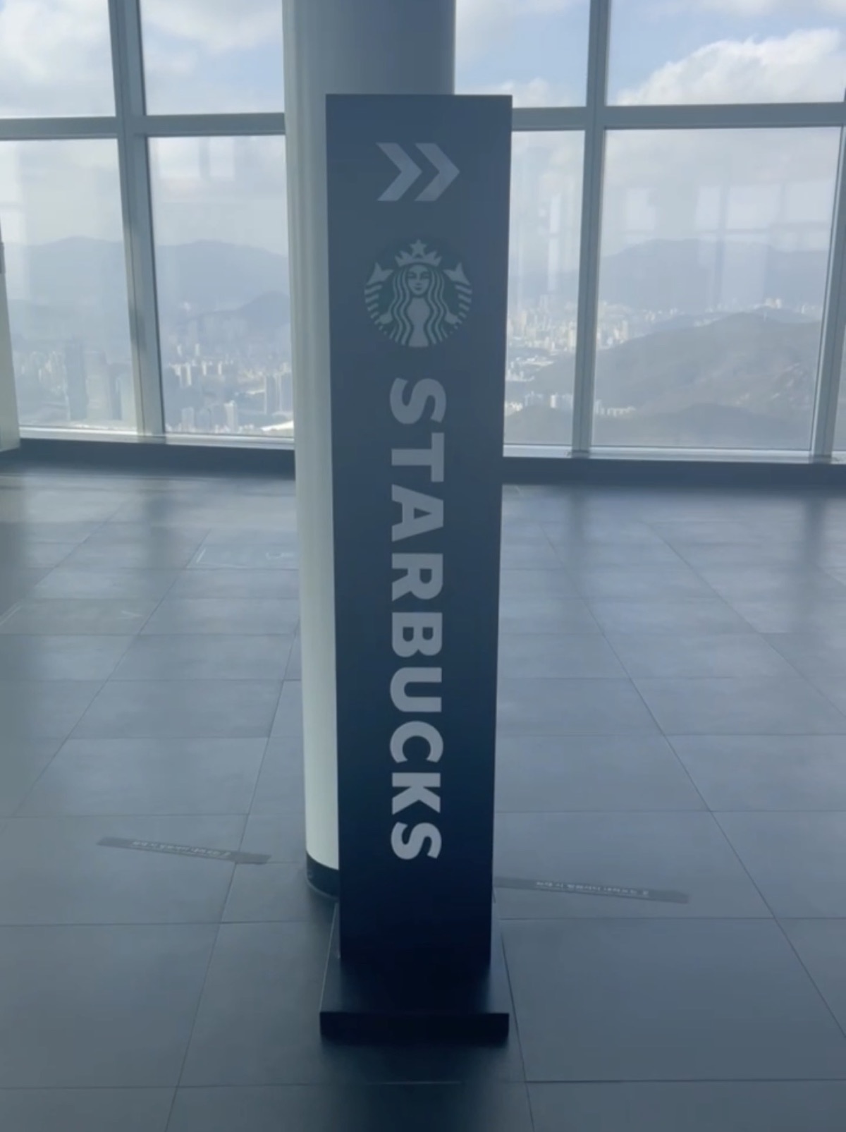 BUSAN X the SKY99階のスターバックスのサイン