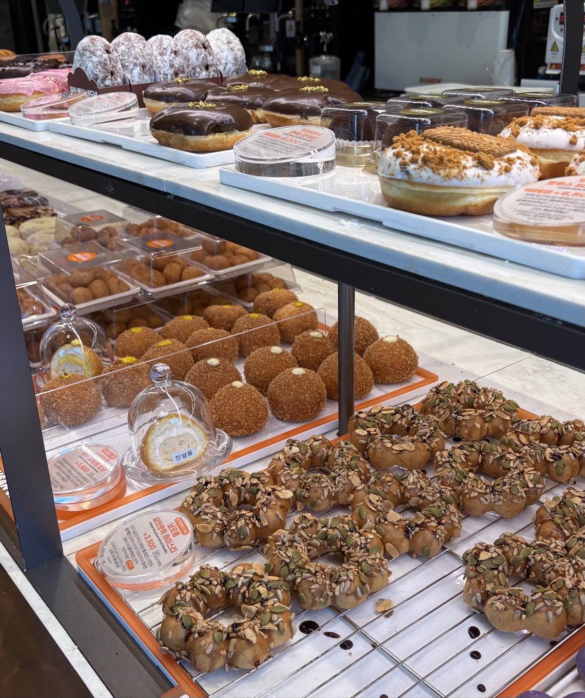 DUNKINのショーケースのドーナツいろいろ