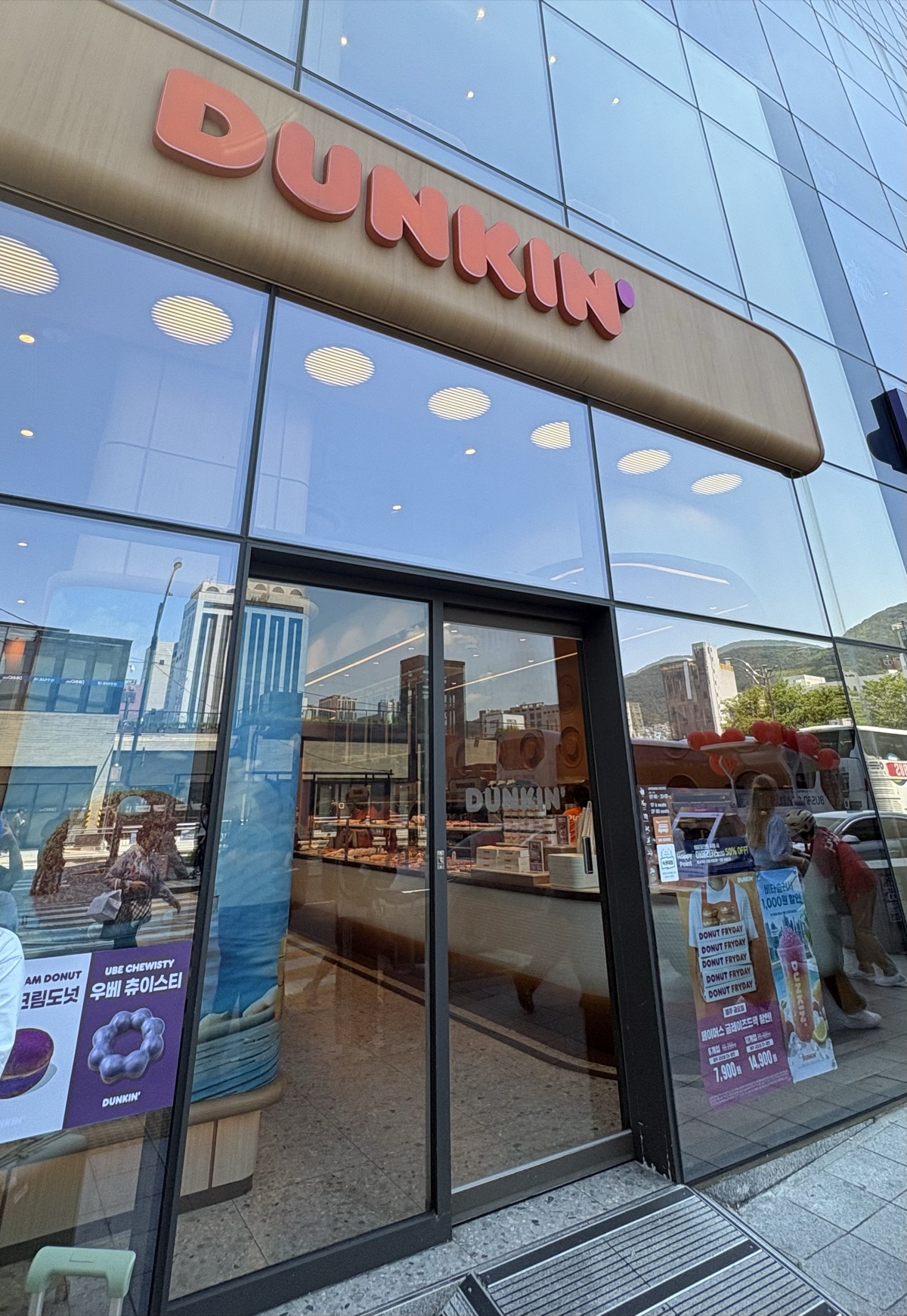 東横イン釜山駅1近くのDUNKINの外観