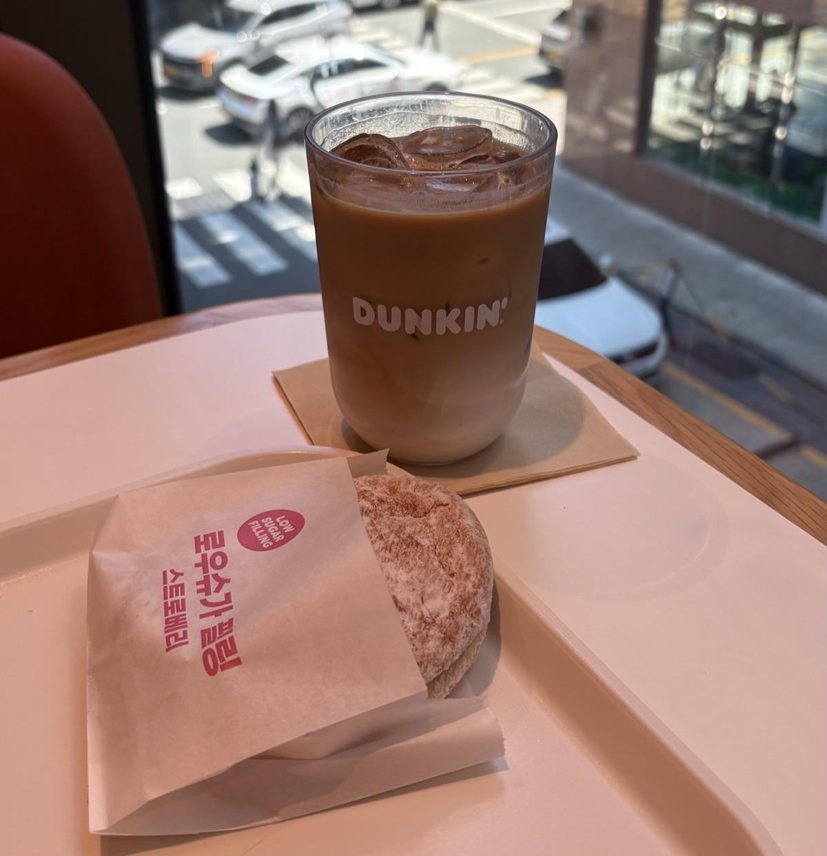 DUNKINで注文したアイスラテとドーナツ