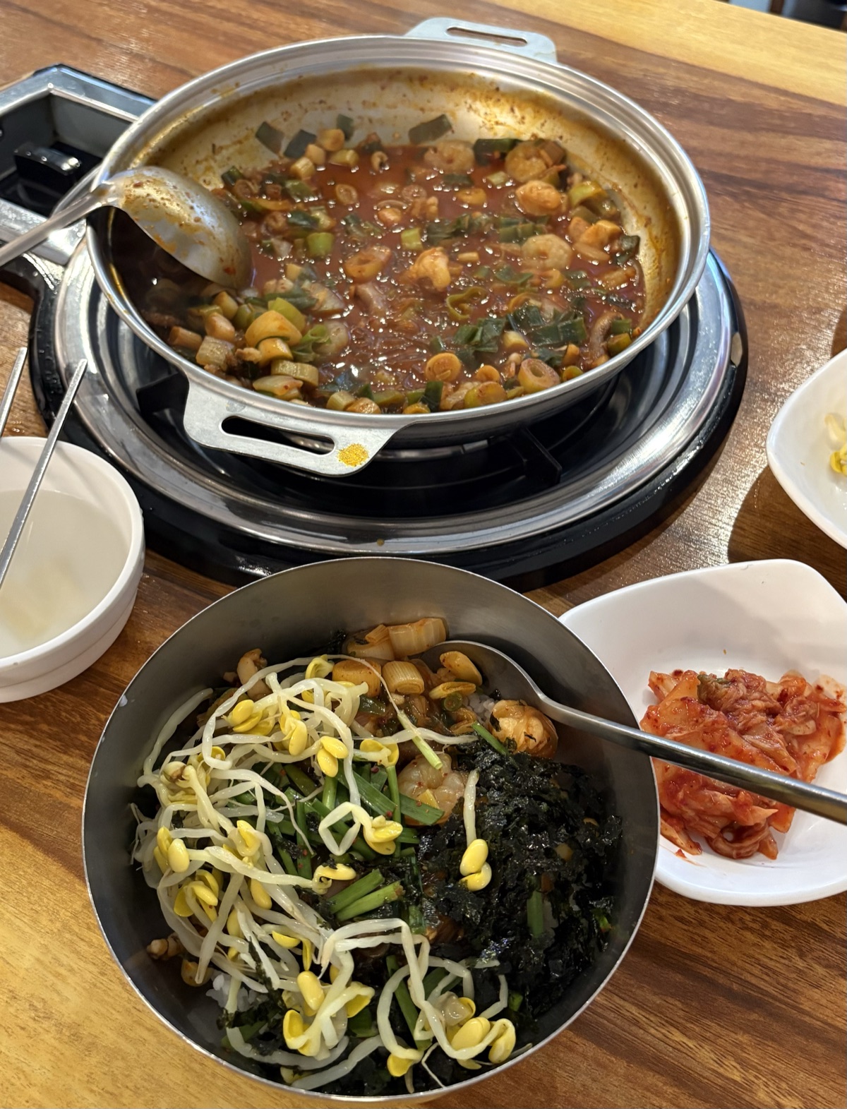 ケミチプのナッコプセをご飯にのせて豆もやしと韓国のりで混ぜご飯にしたところ