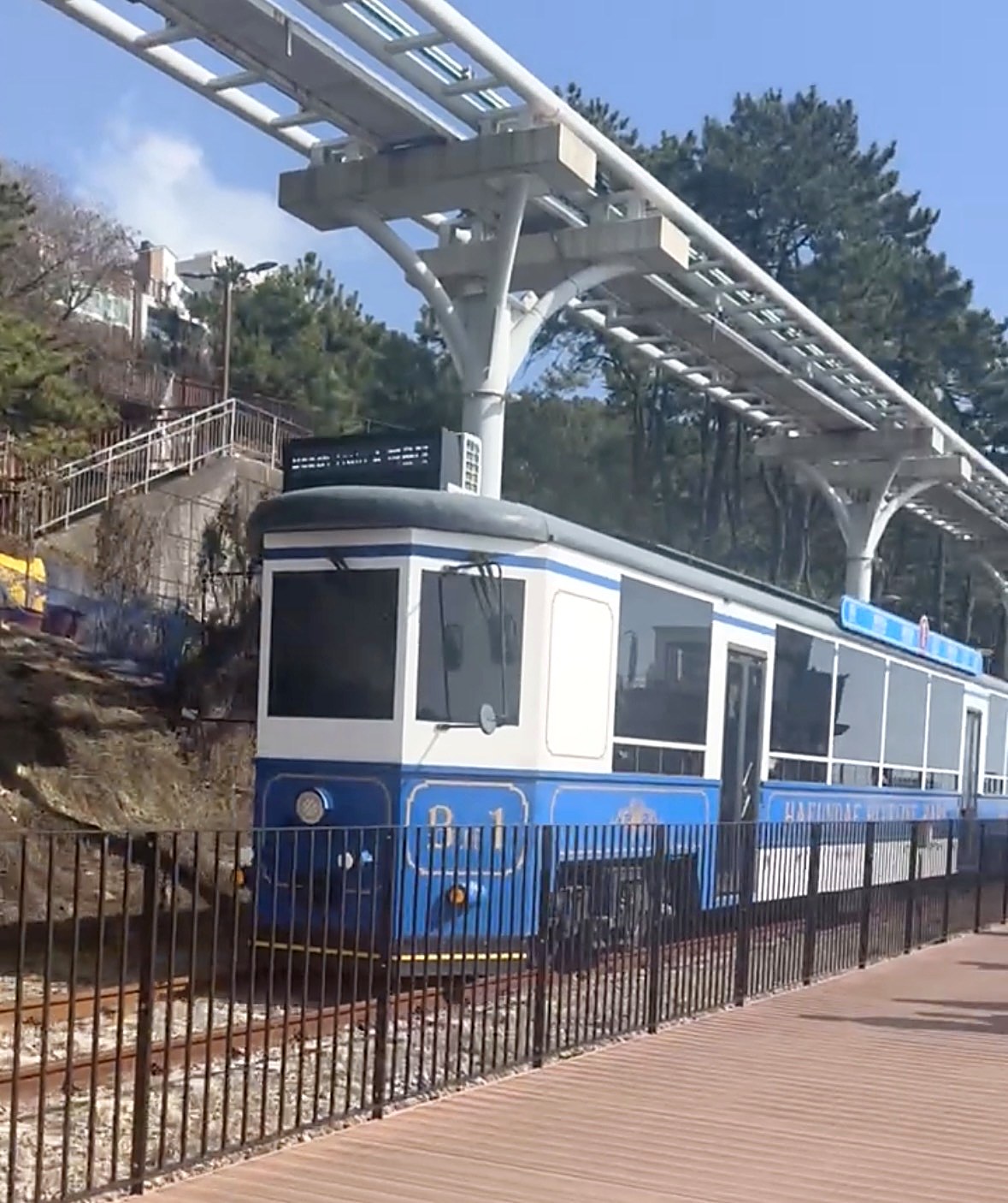 海雲台ブルーラインパークの青い海辺列車（ビーチトレイン）