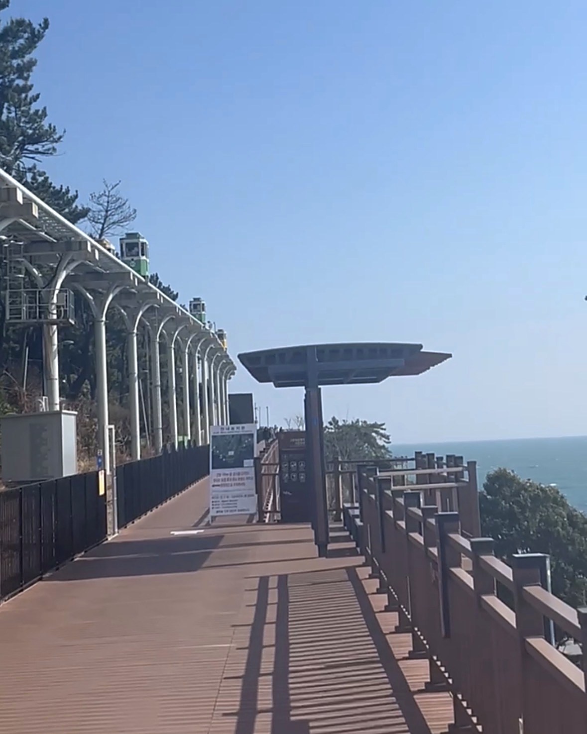 海雲台グリーンレールウェイの遊歩道。上の線路をカプセル列車が走り、右手に海が見える