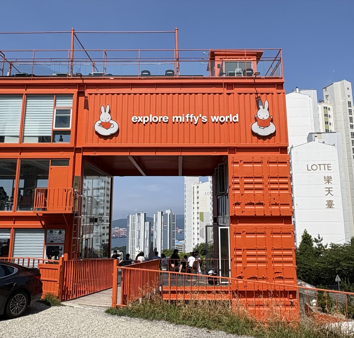 オレンジ色のコンテナが目印のmiffy cafe BUSANの外観
