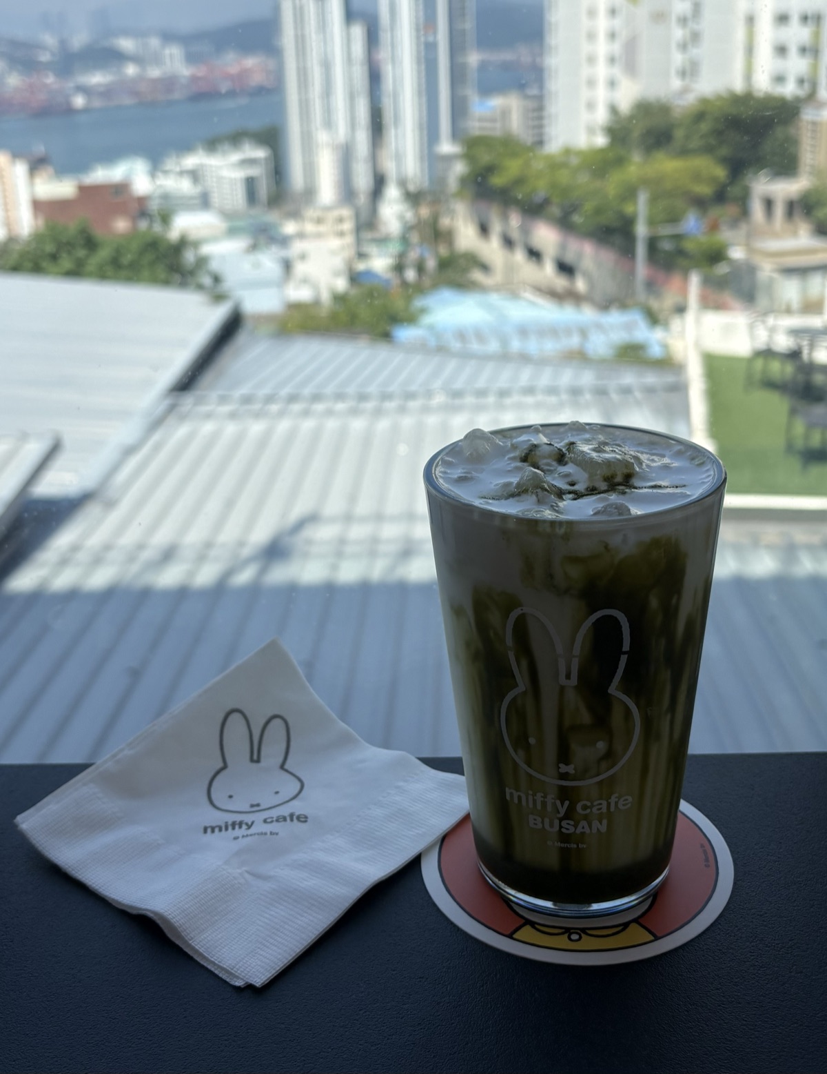 miffy cafe BUSANのミッフィーグラスに入ったラテ