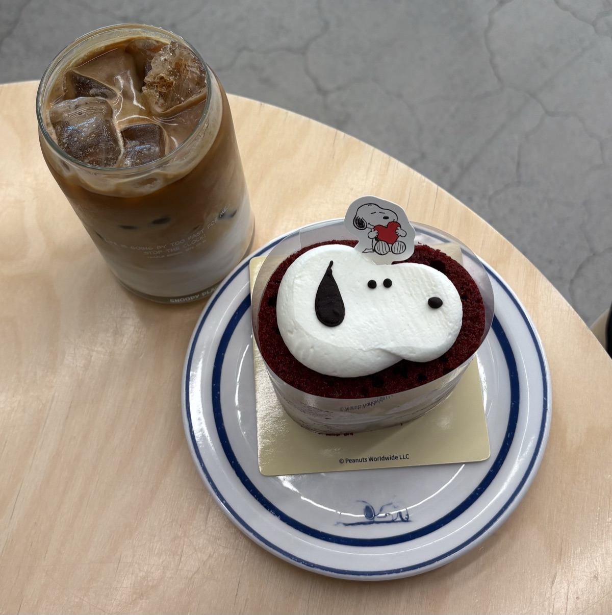 SNOOPY PLACE釜山のスヌーピーケーキとアイスカフェラテ