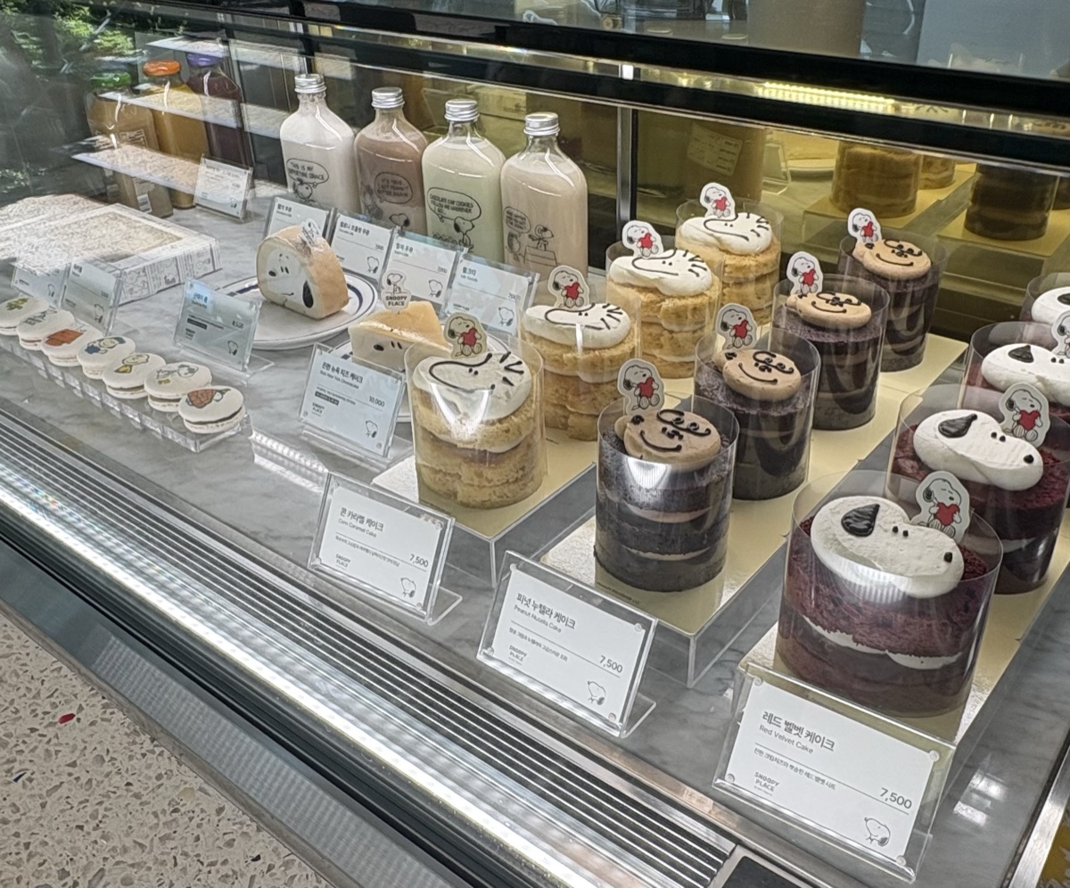 SNOOPY PLACE釜山のケーキショーケース