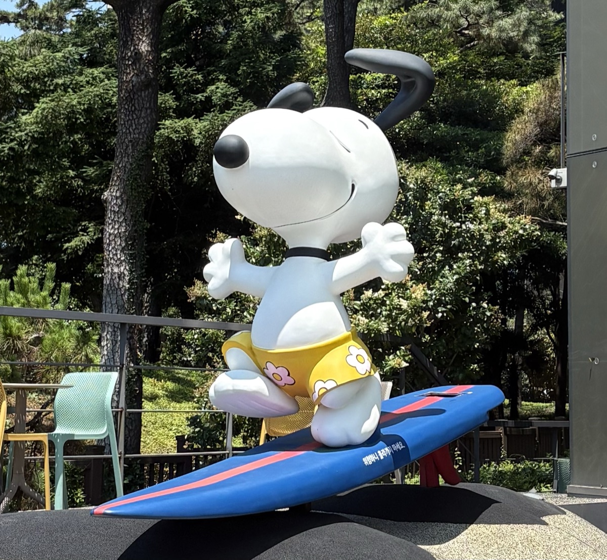 SNOOPY PLACE釜山の前のサーフィンをするスヌーピーの像