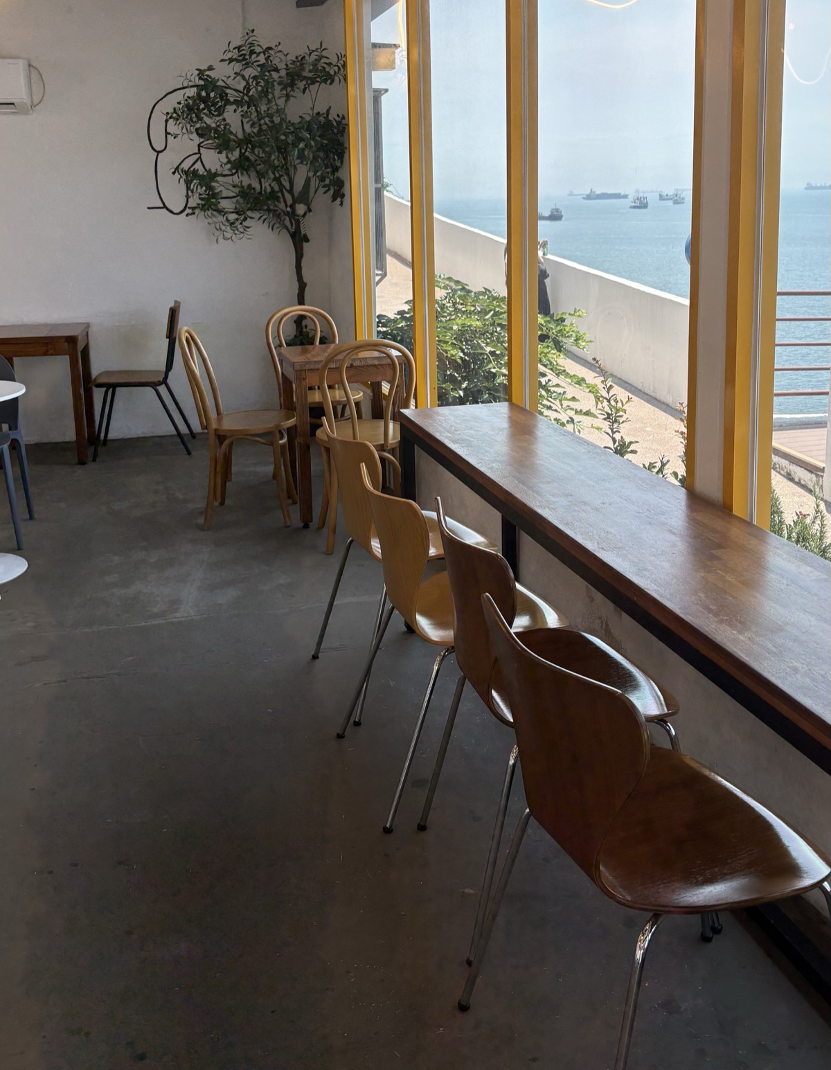 여울책장の海が見える店内席