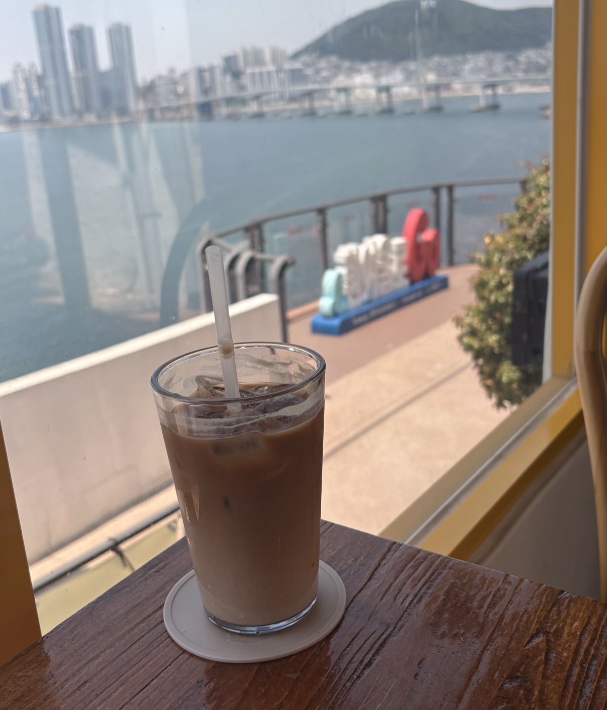 여울책장のアイスラテと窓の外の海
