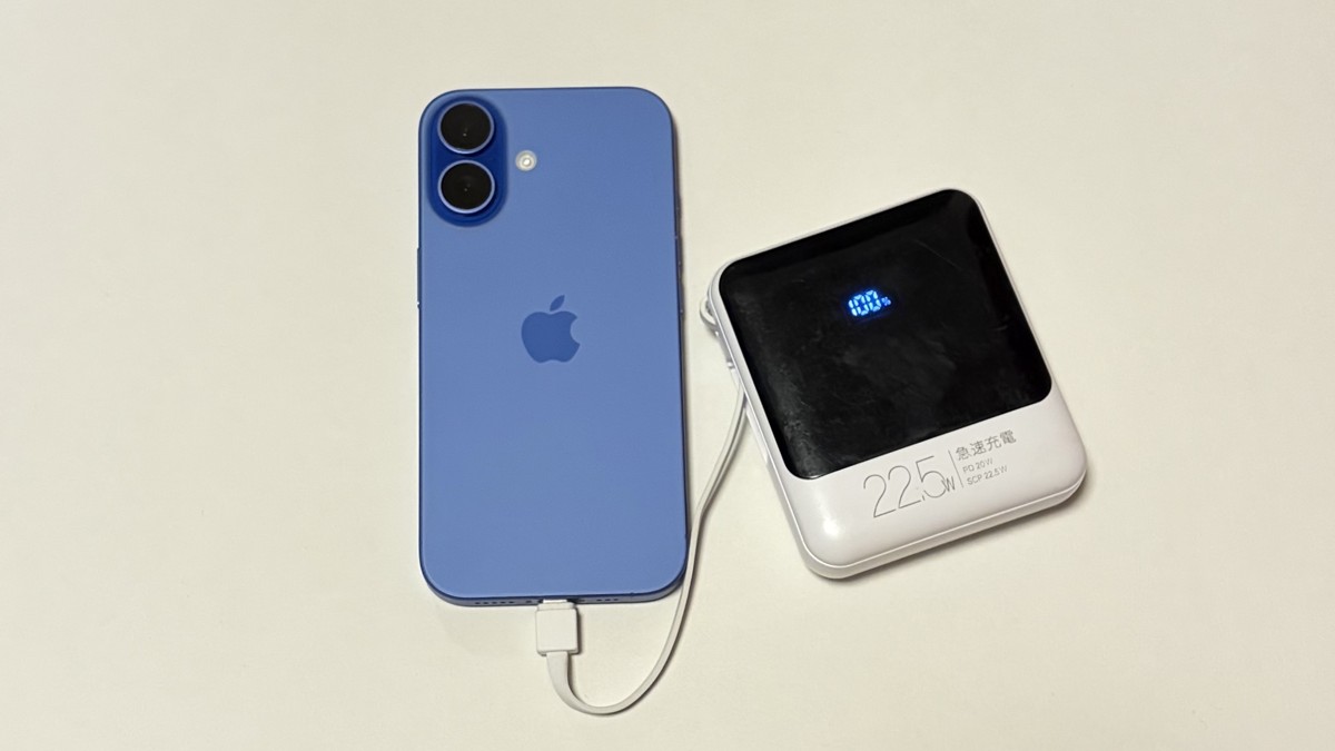 ahamoで使っているiPhoneと、22.5W急速充電のモバイルバッテリー
