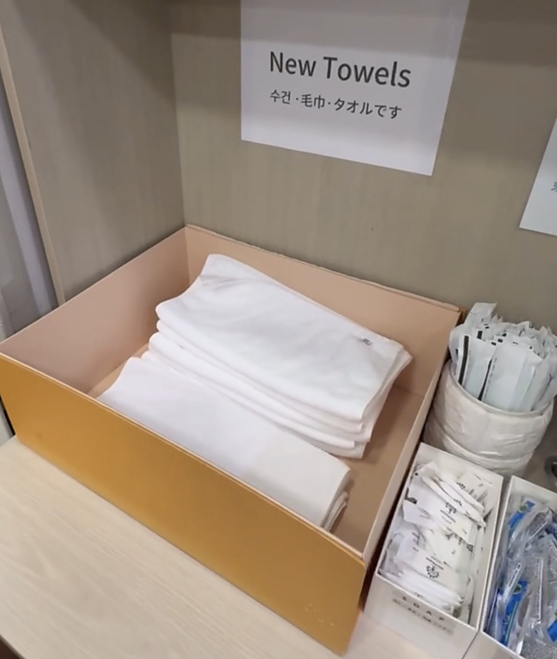 ゲストハウスのタオル置き場。New Towels と日本語で「タオルです」と書いてある