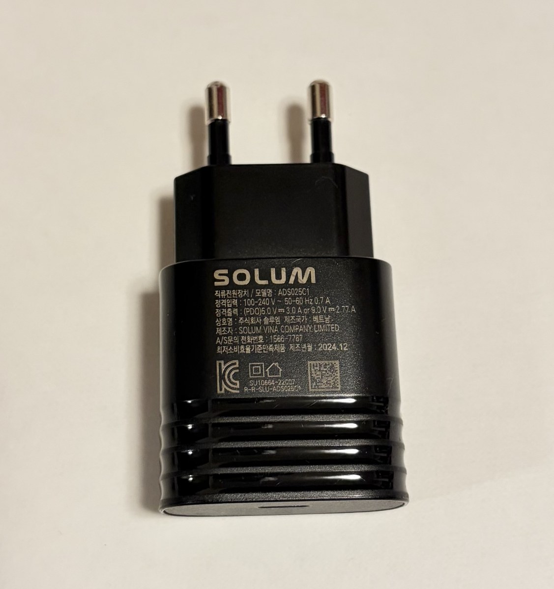 韓国のダイソーで買ったSOLUMの25W充電器。丸いピンが2本の韓国のプラグ形状