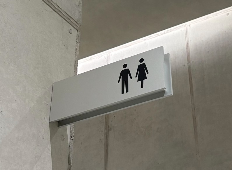 韓国の施設にあるトイレの案内板。男女のピクトグラムだけが描かれている